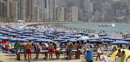 Los turistas abarrotan la playa de Benidorm en una imagen tomada este verano. 