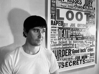 Joe Orton, junto al cartel de su obra 'Loot' (1967), en catalán traducida como 'Botí'.