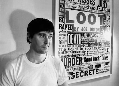 Joe Orton, junto al cartel de su obra 'Loot' (1967), en catalán traducida como 'Botí'.