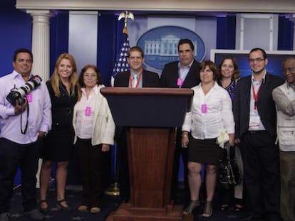 Periodistas cubanos posan ante el atril de prensa de la Casa Blanca