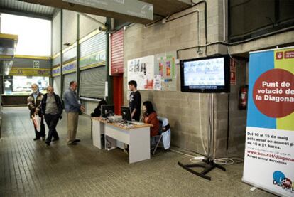 Un punto de voto presencial en el mercado de Canyelles en Nou Barris.