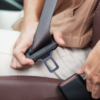 Artículo de EL PAÍS Escaparate que describe el espray lubricante para el deslizante del cinturón de seguridad