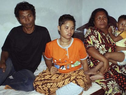 Meri Yulanda, de 15 a&ntilde;os, entre sus padres tras el reencuentro en Meulaboh (Indonesia)