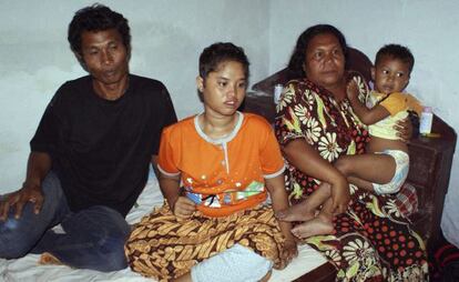 Meri Yulanda, de 15 a&ntilde;os, entre sus padres tras el reencuentro en Meulaboh (Indonesia)