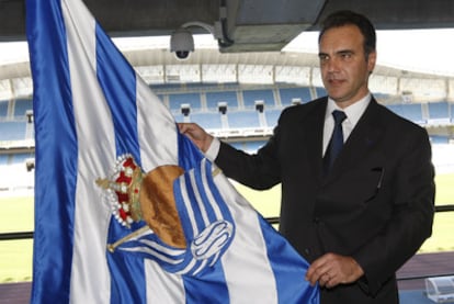 Arriba, Martín Lasarte en su presentación como entrenador de la Real, la temporada pasada.