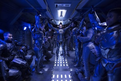 'The Expanse' es un drama político y de relaciones internacionales como ningún otro. Asistimos a reuniones entre federaciones, asesinatos diplomáticos y guerras frías entre facciones, incluso si casi todo ocurre en el espacio. El mapa universal de la serie es uno de los más complicados de la ciencia-ficción moderna y gracias a él SyFy ha conseguido alumbrar una serie inteligente y adulta que no tiene miedo a embarrarse en ideas, dramas morales y conflictos éticos. Una más que digna sucesora de Galáctica complicada y a veces difícil de seguir que demuestra todo lo que puede hacer el género de la 'space opera'.