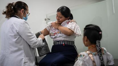 María Blanca Córdoba y su hija, Ángela, del pueblo kichwa, asisten a una consulta médica en Bogotá.