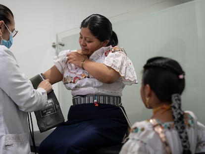 María Blanca Córdoba y su hija, Ángela, del pueblo kichwa, asisten a una consulta médica en Bogotá.