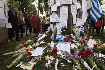 Altar improvisado con mensajes y flores en homenaje a Dimitris Christoulas.
