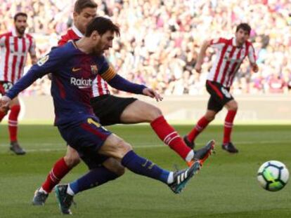 Los azulgrana completan una excelente primera parte, culminada con los goles de Alcácer y Messi, y se relajan ante un desbravado rival