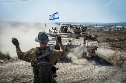 Carros de combate israelíes posicionados este sábado en la frontera sur con la franja de Gaza.