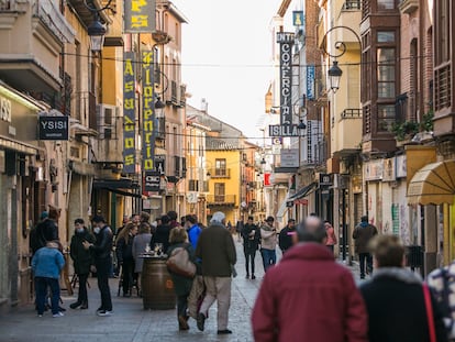 Varias personas pasean por Aranda de Duero, Burgos.