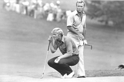 Arnold Palmer (d) junto a Jack Nicklaus (i) estudiando un golpe en el Club de Golf Laurel Valley, en Ligonier, Pensilvania (EE.UU).