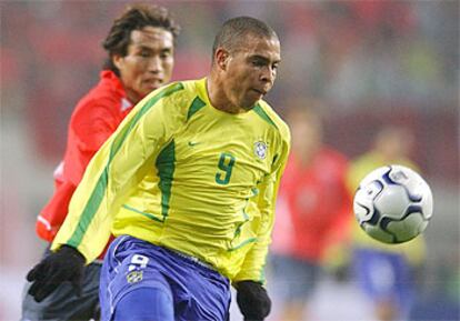 Ronaldo corre tras el balón en el Corea-Brasil.