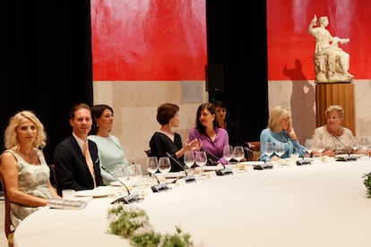 Una imagen de la cena de los acompañantes de los jefes de Estado y de Gobierno que participan en la cumbre de la OTAN. Por la mañana acudieron a La Granja de San Ildefonso y visitaron la Real Fábrica de Cristales de la localidad segoviana. Como obsequios, recibieron una serie de botellas con el escudo de España grabado sobre ellas y los vasos a juego realizados en la fábrica segoviana.