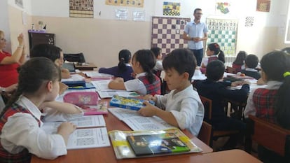 Niños de 9 años de la escuela Jachatur Avodián 2, de Yereván, en clase de ajedrez, con su profesor.