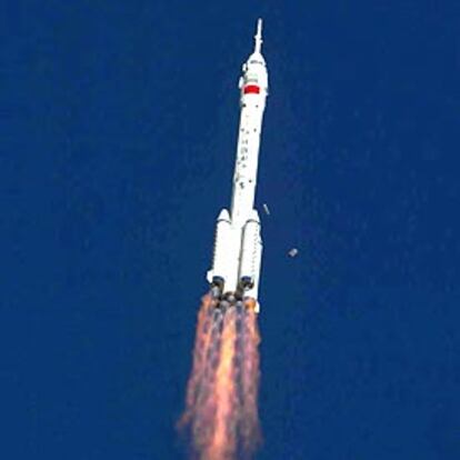 Momento del lanzamiento de la nave tripulada <i>Shenzhou V</i>.
