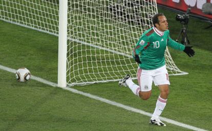 Cuauhtemoc Blanco celebra su gol de penalti, el segundo de México contra Francia.