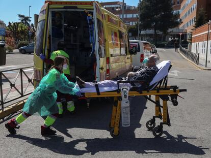 Una sanitaria lleva a un paciente al hospital 12 de Octubre, el 28 de marzo.