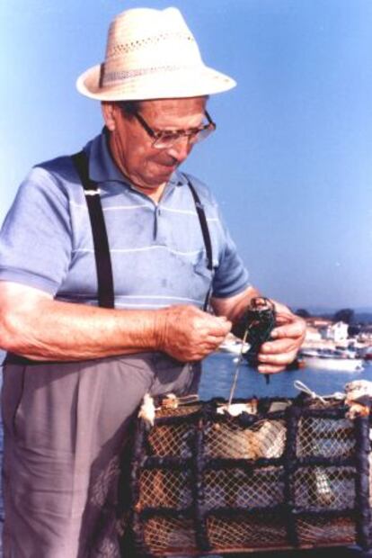 Daniel Paz&oacute; Vila, con una de las nasas con las que pescaba pulpos.