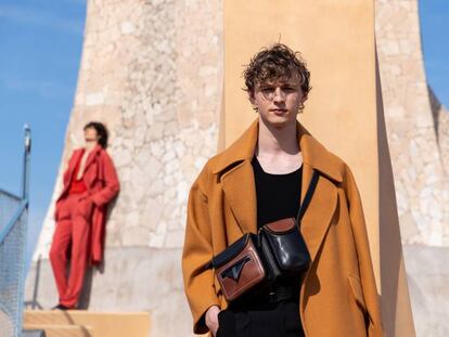 Models vestits per Pablo Erroz al terrat de la Pedrera.