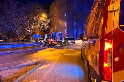 Los sanitarios del Samur atienden al joven de 20 años herido la noche de martes en el distrito madrileño de Usera.