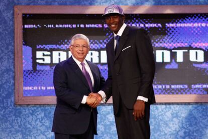 Bismark Biyombo junto a David Stern, comisionado de la NBA, durante el 'draft' de la NBA.