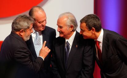 El presidente de Brasil Luiz Inácio Lula da Silva, conversa con el escritor mexicano Carlos Fuentes, en presencia del rey Juan Carlos y del presidente del Gobierno, José Luis Rodríguez Zapatero, durante la ceremonia de entrega del premio "Don Quijote de La Mancha", otorgado por la Junta de Castilla-La Mancha y el Grupo Santillana a Lula y a Fuentes, en el museo Santa Cruz de Toledo. 13 de octubre de 2008.