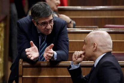 El diputado socialista en el Congreso por Vizcaya, Patxi López (izquierda), conversa este martes con el portavoz adjunto del PSOE en el Congreso, Rafael Simancas (derecha).