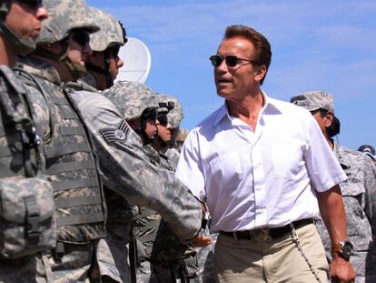 Schwarzenegger saluda a miembros de la Guardia Nacional en la frontera con México, el miércoles.