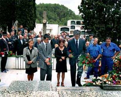 Imagen del entierro de Antónia Maciá, a la derecha el hijo de la fallecida, su esposa y su nieto.