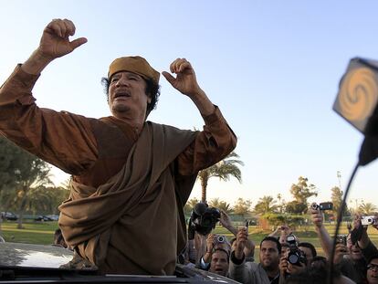 Muammar Gadafi anima a sus defensores tras reunirse con los representantes de la Liga Árabe en Trípoli, el 10 de abril de 2011.
