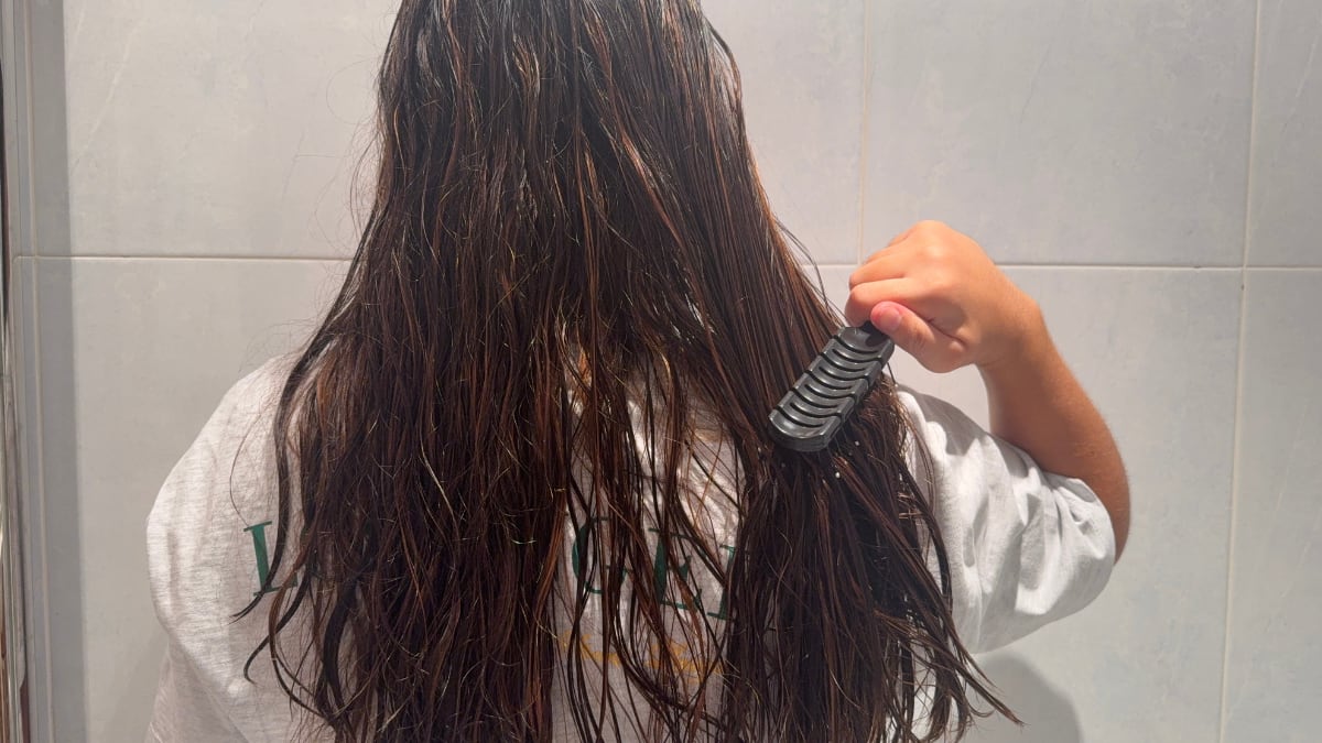 El acondicionador ayuda a desenredar el pelo más fácilmente.