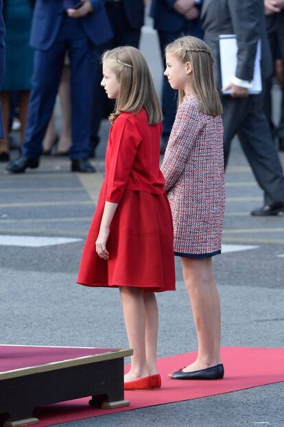 La Fiesta del 12 de Octubre es el único acto oficial al que acuden cada año las hijas de los Reyes. Leonor y Sofía iban vestidas con trajes de Pili Carrera.