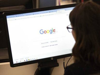 Una chica realiza una b&uacute;squeda en Google. 