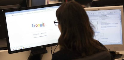 Una chica realiza una búsqueda en Google.