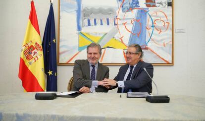 El Ministro de Cultura, Íñigo Méndez de Vigo, y el del Interior, Juan Ignacio Zoido, hoy en la firma del acuerdo.