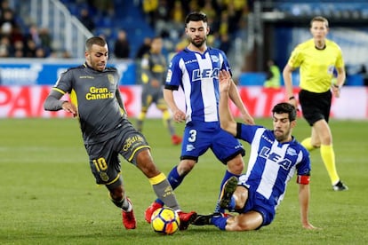 Tannane protege el balón ante Manu García y Rubén Duarte.