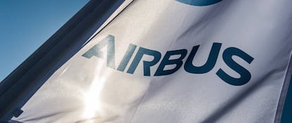 Una bandera con el logotipo de Airbus.