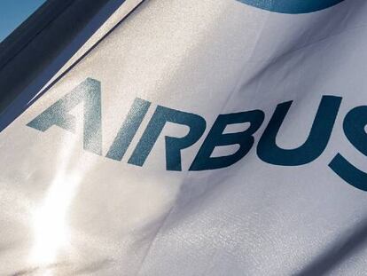 Una bandera con el logotipo de Airbus.