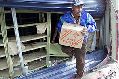 Un hombre saquea una bodega en el barrio caraqueño de Yaguara.