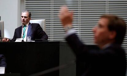 Javier Ortega Smith y José Luis Martínez-Almeida en el pleno de constitución del Ayuntamiento.  
 