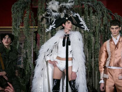 Almodóvar, música clásica y ropa de caza: el desfile de Palomo Spain en el Teatro Real