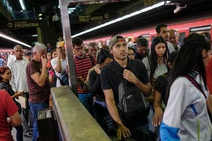 La aparente normalidad caraqueña, interrumpida por cortes esporádicos que paralizan el metro, su principal medio de transporte, incluye una mayor oferta de productos que hace olvidar estantes vacíos. Aún así, el especialista Jorge Aguilar advierte que de continuarse el éxodo a la capital la ilusión de "normalidad" será efímera: "Si le metemos más gente a Caracas habrá más racionamientos por el estrés del sistema". En la fotografía, Triztan en el andén de metro de la estación Chacao.