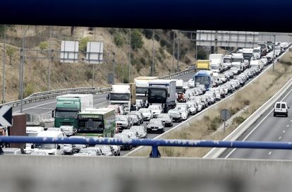 La tormenta ha provocado retenciones en la M-40.