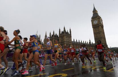 The marathon runners pass in front of the Westminster Palace and the Big Ben, the most famous monument in London.