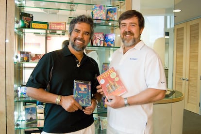 Henks Rogers y Alexey Pajitnov, socios en The Tetris Company, en una imagen antigua cedida por ellos.