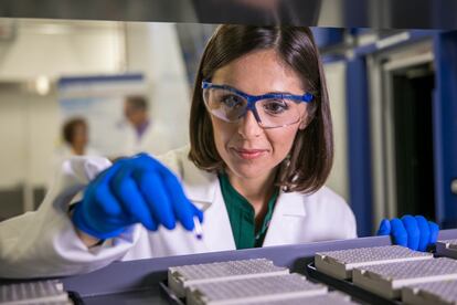 Una trabajadora de Bristol Myers Squibb en el laboratorio.