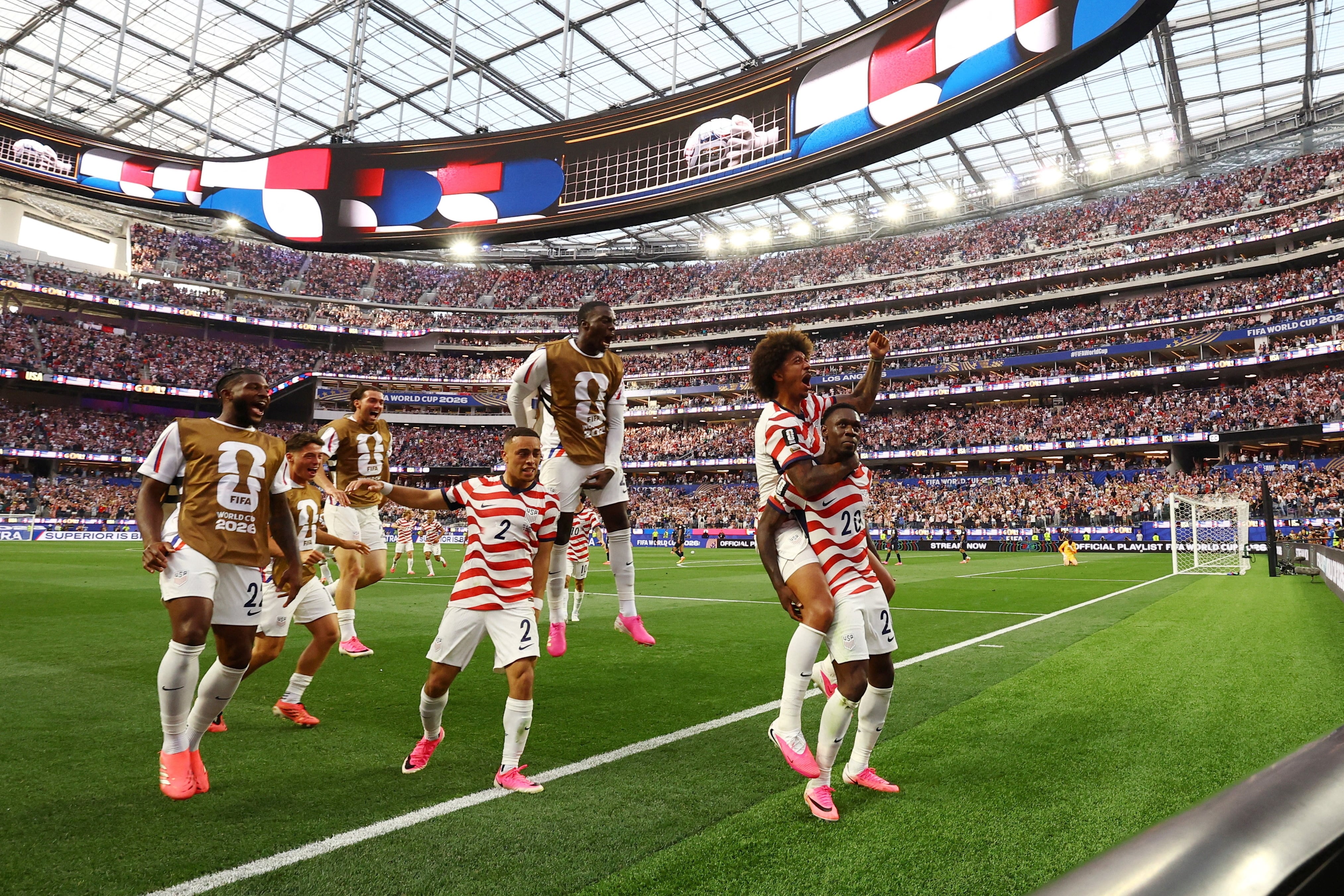 Estados Unidos, buen juego, goles y ‘celebrities’ ante una Paraguay con un ataque de nervios