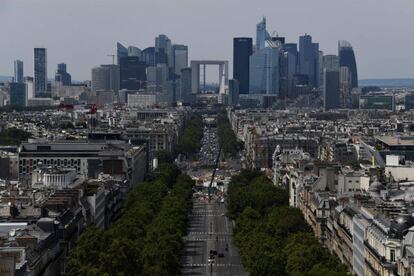 Los Campos Elíseos y el Arco de la Defense, rodeados de los rascacielos de segunda generación que conforman el distrito financiero. |